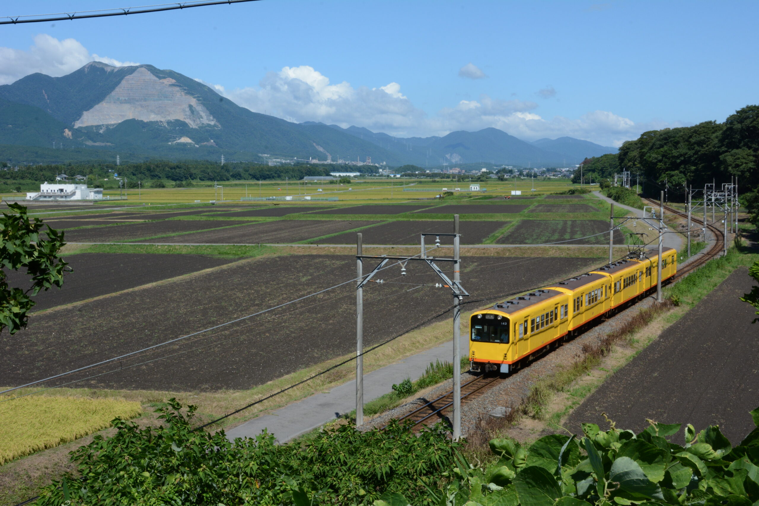 藤原岳と北勢線（Photo by いなべ市 is licensed by CC BY 4.0 DEED）